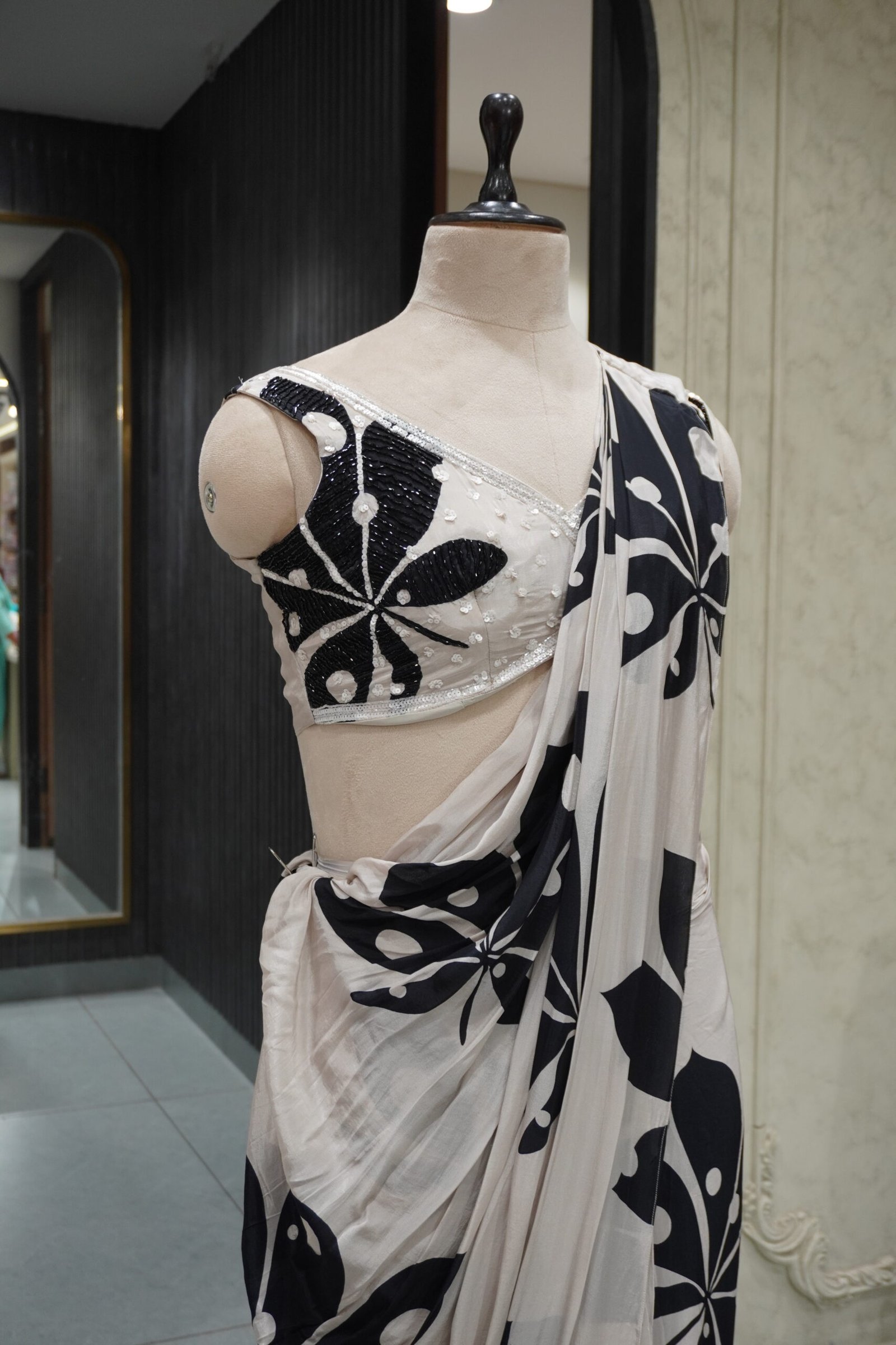 Printed Saree with Blouse - Image 2