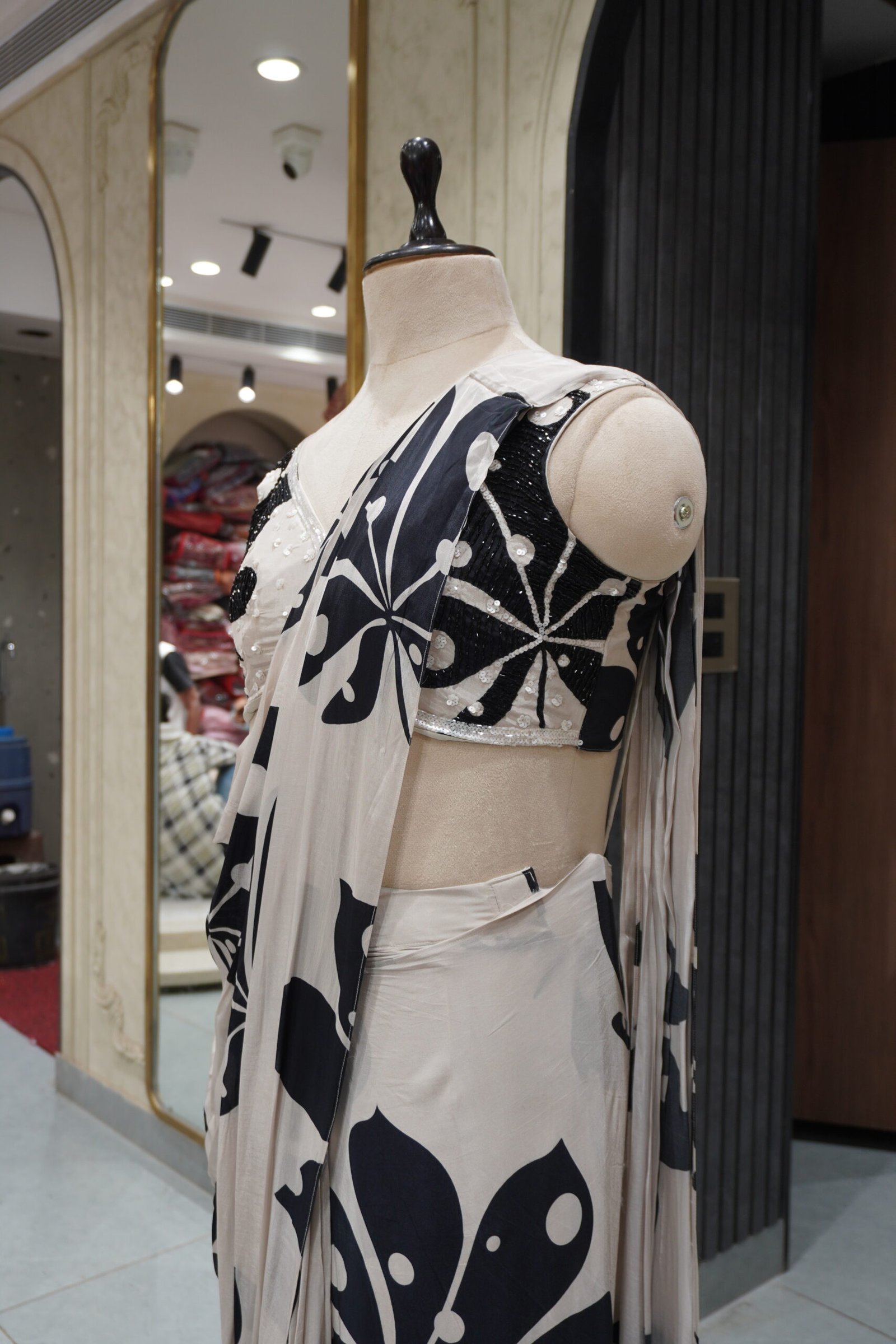 Printed Saree with Blouse - Image 3