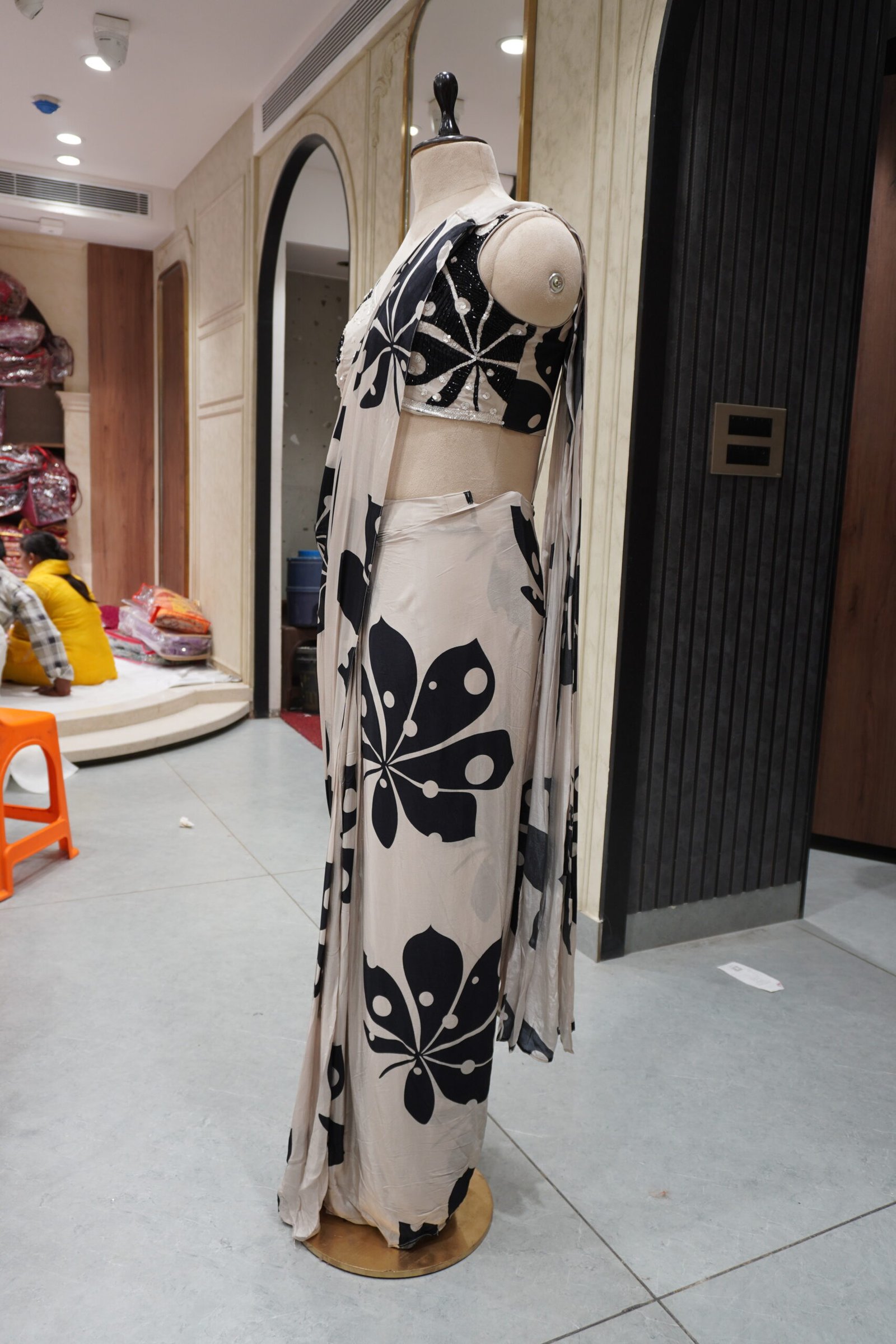 Printed Saree with Blouse - Image 4